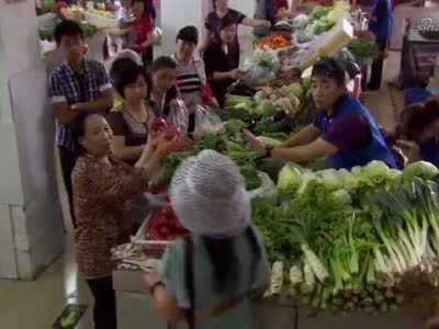 大妈去菜市场买菜,砍价堪称一绝,卖菜的见她手都抖:您