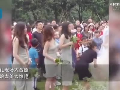 婚礼现场大合照,伴娘意外抢镜,网友:伴娘好漂亮