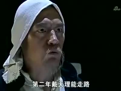 鬼子要杀戴天理,却被他一脚踢中要害,汉奸在一旁不敢动