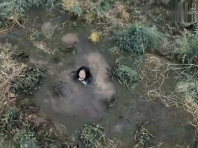 女孩不小心陷入沼泽,朋友舍命相救,自己却遭殃了