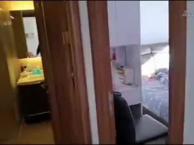 两萌宝一个骑头上一个背着,然后左手抱一个,右手抱一个