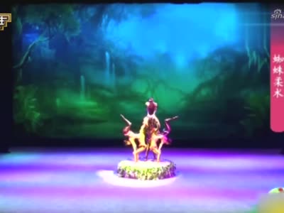 杂技师表演"蜘蛛柔术"不仅考验身体的柔软度还有支撑力,真厉害