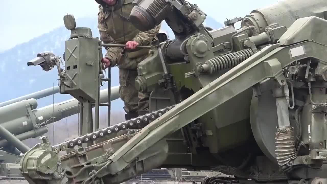 俄军2s7型203mm自行加榴炮半自动装弹机装弹过程