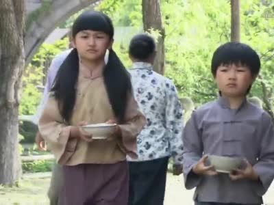天涯赤子心小君小杰上街乞讨却被人轰走让人看了真可怜