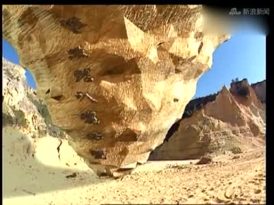 孙悟空被三座大山压的紧紧的,土地帮忙把山移走._新浪