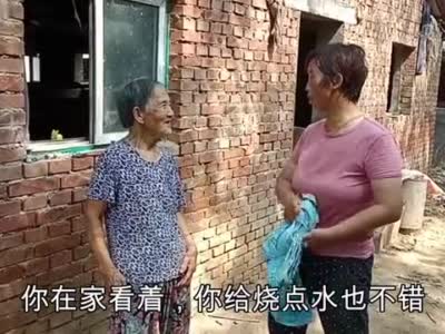 大妮锄地回家,婆婆在门口等着给大妮报喜,全家高兴的吃啥都香