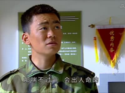 士兵突击:许三多学腹部绕杠,结果被甘晓宁比作狗熊,太搞笑了