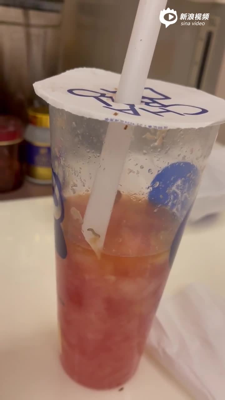 茶百道杭州金色钱塘店奶茶喝出虫子