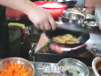 大哥美食街炒饭,这颠勺技术太棒了,还会使用回手掏饭