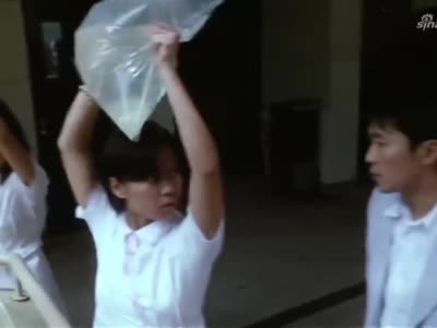 学生整蛊老师,可老师学生时代就是整蛊王,这下学生要倒霉了