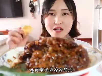 好好吃饭了,美女吃糯叽叽的江米扣肉,泡芙和肉松卷