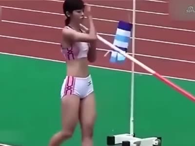 日本女运动员撑杆跳高失误,尴尬到无地自容,不容错过!