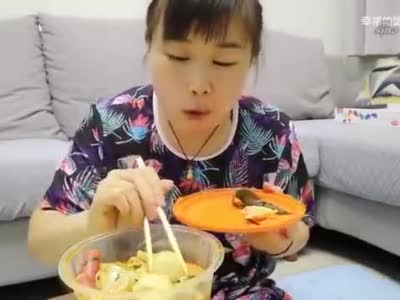好好吃饭了,豪放妹子吃麻辣烫,大口吃饭真香