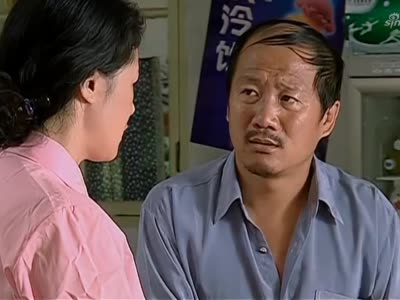 刘能穿个短袖加背心,拿着个酒壶,坐在大树下监视广坤和大脚