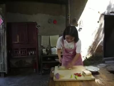 婆婆地里干活回家,儿媳妇还在睡觉,看农村婆媳如何相处