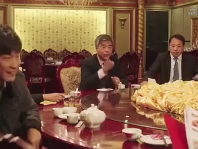 下属装阔请领导吃饭,怎料到结账时故意装醉瘫椅子上,领导都懵了