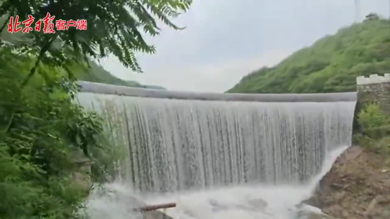 怀柔银河沟水库大坝现飞瀑美景