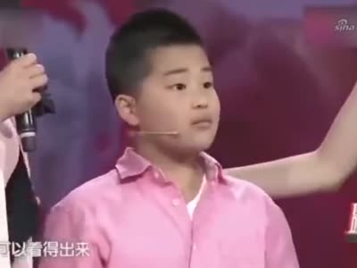 王为念前妻小香玉儿子登台,径直走向妈妈送拥抱,小香玉与儿子们