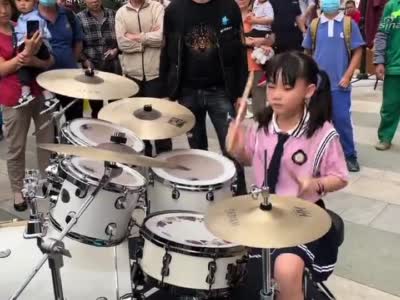 小鼓手妞妞在深圳街头架子鼓演奏就是霸气十足很给力