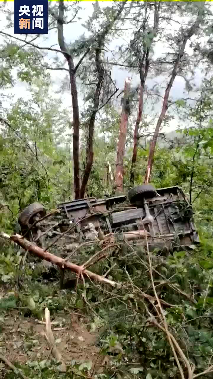 安徽太湖一辆皮卡车坠崖 致12人死亡