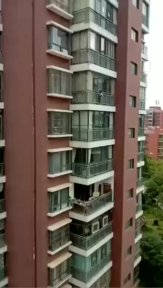 4岁女孩从20楼窗外爬到了18楼