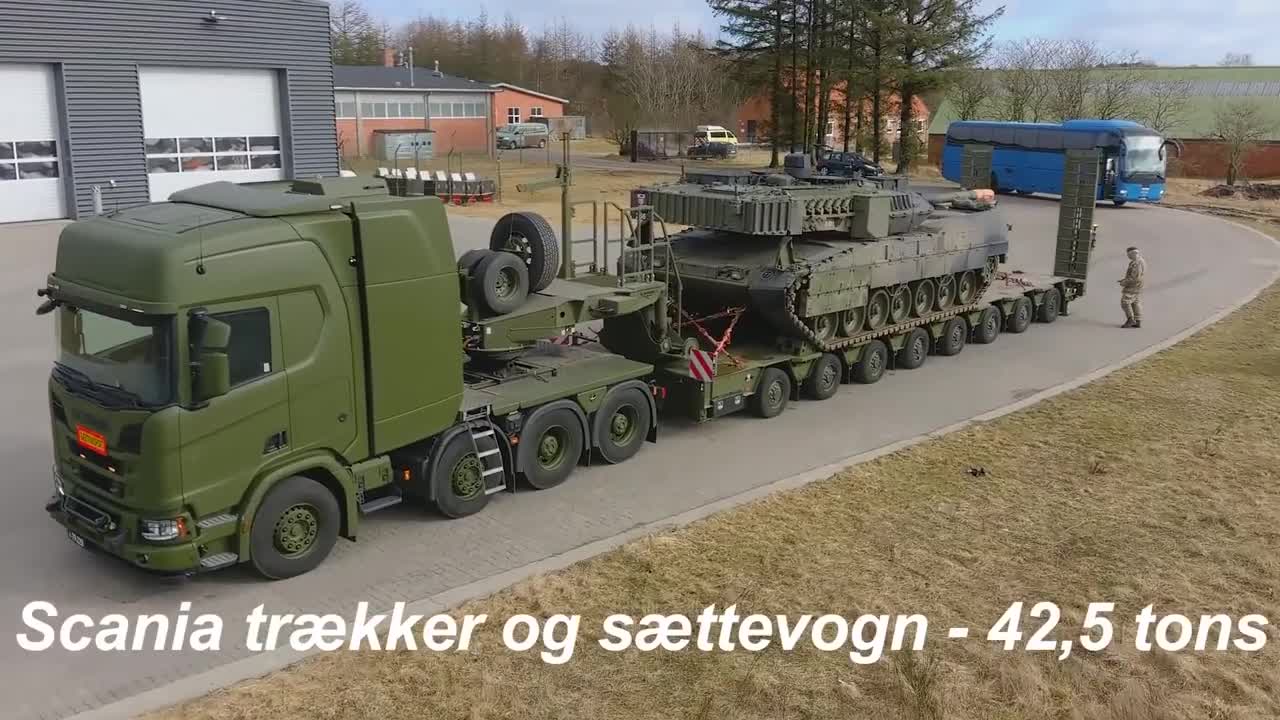 瑞典斯堪尼亚重型坦克运输车拉着豹2坦克跑得很轻松