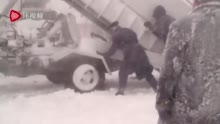 因暴雪侵袭 拜登被困机场半小时 飞机客梯车一度卡在雪中无法动弹