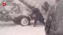 因暴雪侵袭，拜登被困机场半小时，飞机客梯车卡在雪中无法动弹
