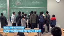 学生课后围着老师讨论，网友：这才是大学该有的氛围