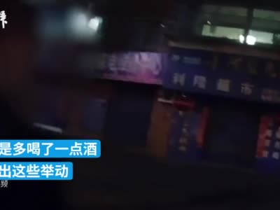 男足惨败球迷伤心在路口拦车、磕头，民警开导：看看女足吧