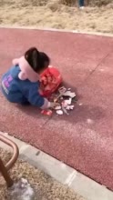 5岁萌娃受动画片影响自觉捡垃圾：动画片里说要保护环境