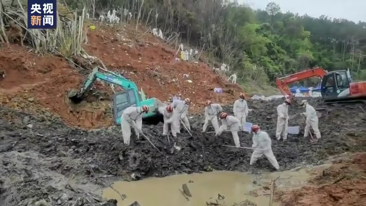 mu5735救援现场挖掘机陷入淤泥