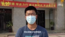 高校学生为食堂阿姨捐200多床被子 都是自己的，她们在学校没被子盖