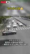 宁波街头3辆轿车接连“闯红灯”！交警：不扣分！点赞！