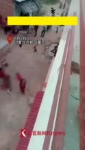 视频｜印度女子连生两个女孩 被婆家当街打骂无人阻拦