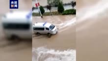 甘肃甘南卓尼县遭遇强降雨 当地组织人员进行排水作业