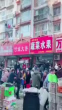 天津一菜店老板遭遇意外，街坊邻居自发帮忙清货2小时买完