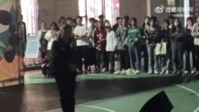 学校社团招新！6旬宿管阿姨秀豫剧震惊全场，阿姨：以为孩子们接受不了，没想到这么受欢迎