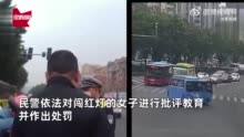 夫妻俩40分钟内同一地点闯红灯撞车：一个撞大巴一个撞豪车