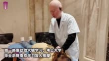 【紫牛头条】为鼓励高位截瘫妻子，视障男子爱上跑马，这次苏州马拉松他又PB了