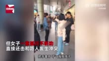 女子遛狗不牵绳拿狗和小孩比谁听话，引路人众怒