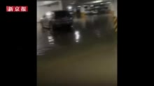 山西运城凌晨遭暴雨突袭致内涝：车库被倒灌积水，市区公交线全部停运 | 视频