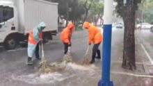 微视频丨石家庄环卫部门冒雨清掏保畅通