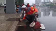 微视频丨石家庄环卫部门冒雨清掏保畅通