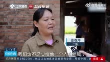 当年母亲教他学步时也这么开心吧！瘫痪母亲站起男子用监控给弟弟报喜