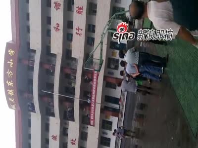 男子闯进小学杀师生