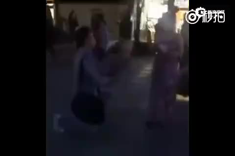 小伙儿当街求婚 喇叭响起