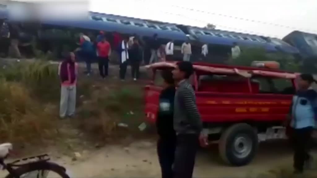 印度高速列车出轨已致95死150伤 