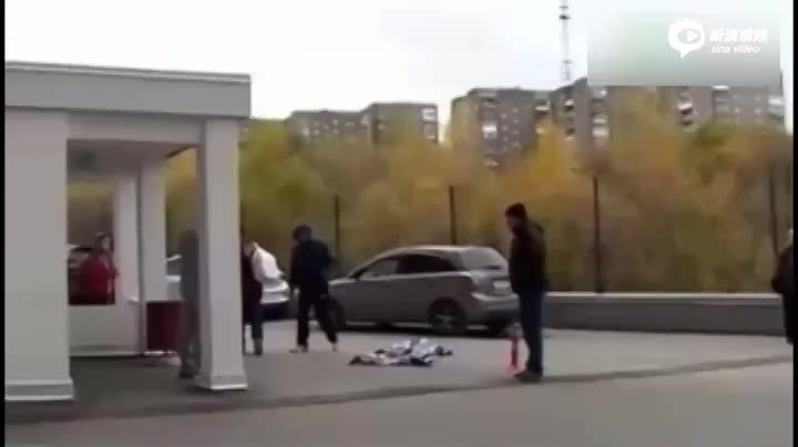 俄罗斯12岁少女17层阳台自拍坠亡
