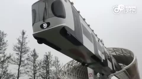 世界首条悬挂式轨道列车成都投入运行